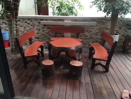 Bàn Ghế Gốc Vân Gỗ 3 ghế 1 bàn 2 đôn
